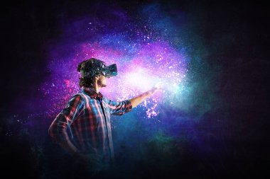 Sanal gerçeklik gözlüğü takan bir adam. Karışık ortam