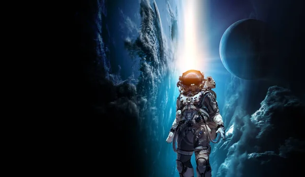 宇航员在一个未经探索的星球上行走 混合媒体 — 图库照片