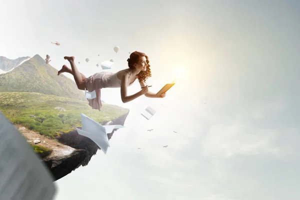 Junge Frau Schwebt Während Sie Ein Buch Liest Gemischte Medien — Stockfoto
