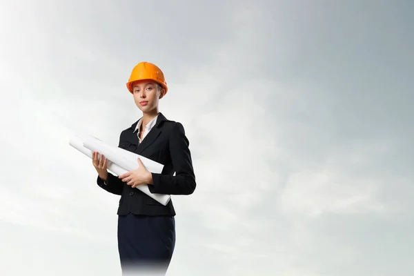 头盔中的女建筑工人站立着 — 图库照片