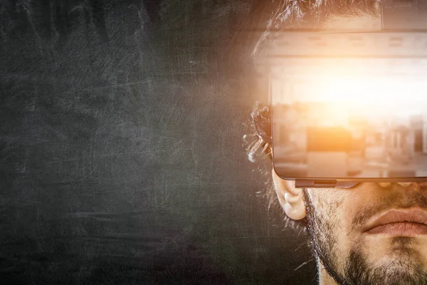 Uomo Che Indossa Occhiali Realtà Virtuale Mezzi Misti — Foto Stock