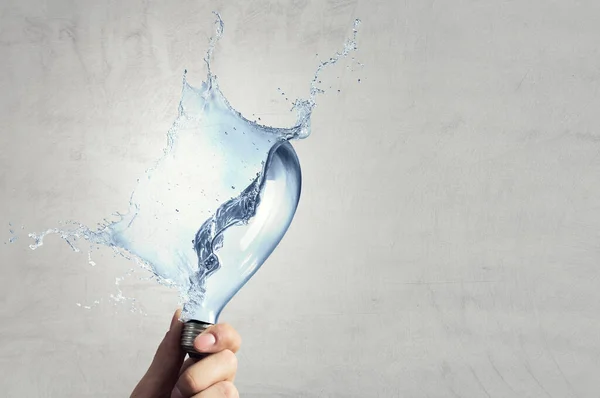 水のスプラッシュから電球 混合メディア — ストック写真