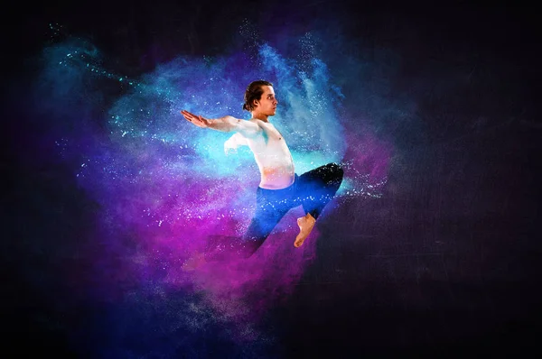 カラフルな背景を持つ男性ダンサー 混合メディア — ストック写真