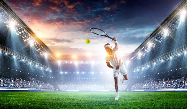 スタジアムのプロテニス選手 混合メディア — ストック写真
