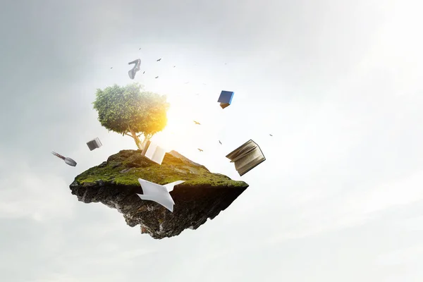 木や空飛ぶ本のイメージ 混合メディア — ストック写真