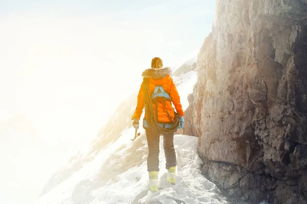 Bergsteiger Bereit Für Abenteuer Gemischte Medien — Stockfoto