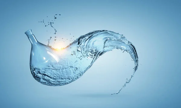 Вода Виливається Скляної Пляшки Змішані Носії — стокове фото
