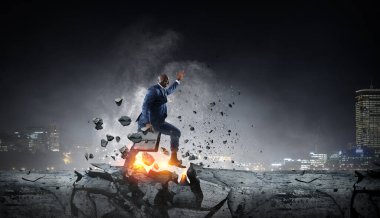 Kararlı iş adamı başarıya giden yolda yangın izleri bırakıyor. Karışık ortam