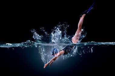 Profesyonel kadın yüzücü. Karışık ortam