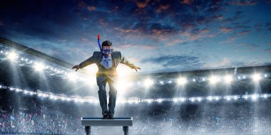 Takım elbiseli genç işadamı dalmaya hazır. Karışık ortam