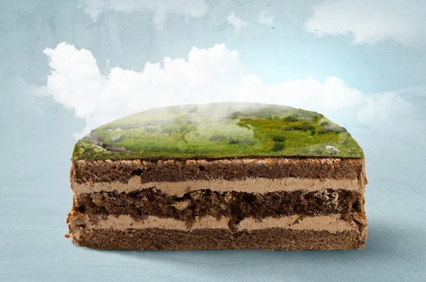 Üzerinde Yeşil Manzarası Olan Bir Pasta Karışık Ortam — Stok fotoğraf