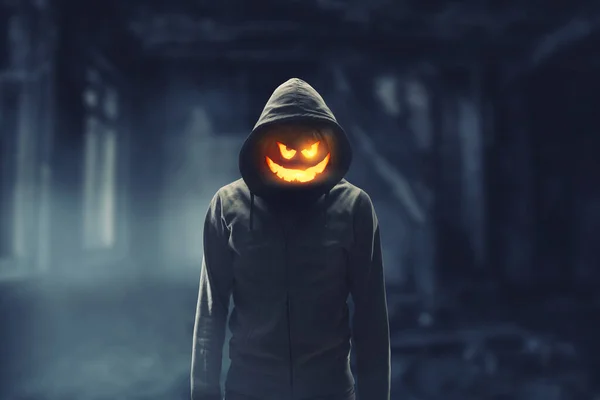 Ijesztő Ijesztő Férfi Szörny Áll Sötétben Fogantatás Halloweenre Vegyes Média — Stock Fotó