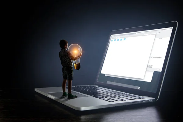 暗闇の中で光る電球を持つ子供 混合メディア — ストック写真