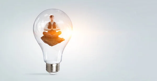 Geschäftsmann Meditiert Einer Glühbirne Gemischte Medien — Stockfoto