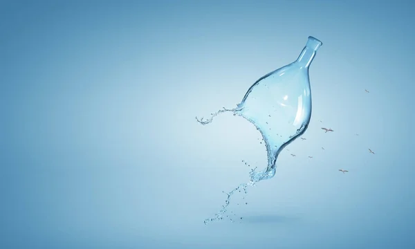 Water Spat Uit Glazen Fles Gemengde Media — Stockfoto