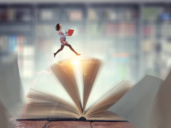 Takım Elbiseli Bir Adamı Bir Kitabın Üstünde Koşuyor Karışık Ortam — Stok fotoğraf