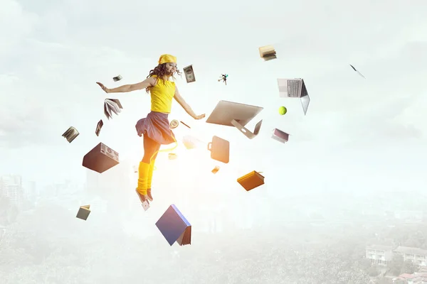 若い女性が空を飛び跳ねている 混合メディア — ストック写真