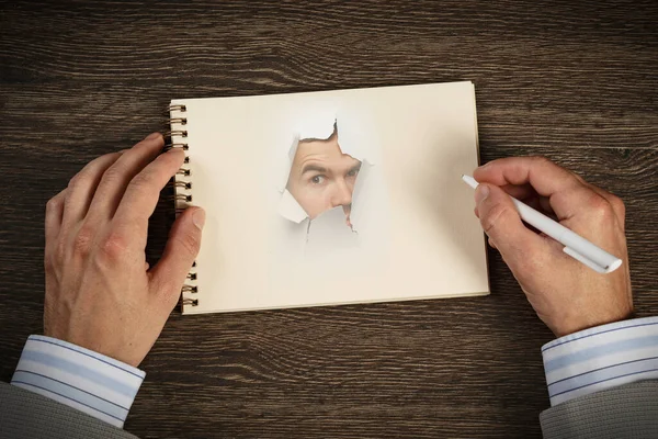 男は紙の穴から顔を出す 混合メディア — ストック写真
