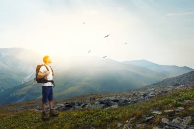 Genç gezgin dünya konseptini keşfediyor. Karışık ortam