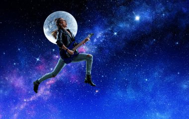 Elektro gitar çalan genç ve güzel bir rock kızı. Karışık ortam