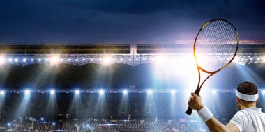 Stadyumda profesyonel tenis oyuncusu. Karışık ortam