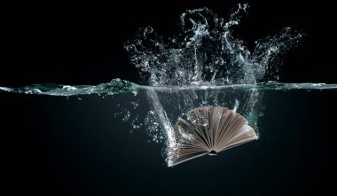 Suda kitap. Karışık ortam