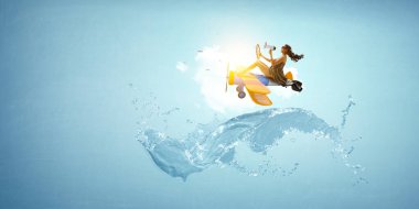 Uçağın üstünde uçan bir kadın. karışık ortam