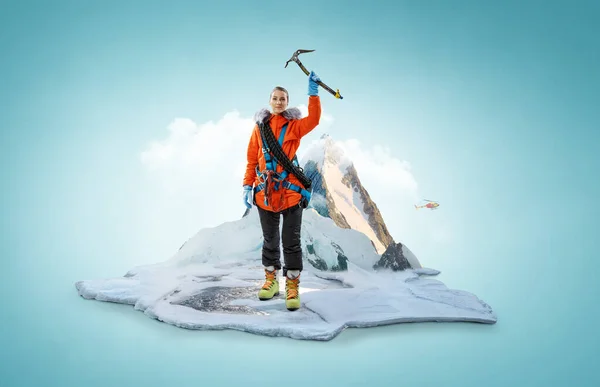 Alpinistul Ajunge Vârful Unui Munte Înzăpezit Media Mixtă — Fotografie, imagine de stoc