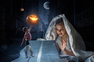 Bilgisayarın önündeki küçük kız. Karışık ortam