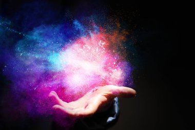 Renkli toz ya da boya patlaması. Karışık ortam