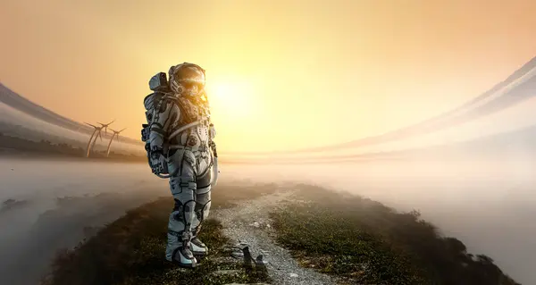 宇宙飛行士は未踏の惑星を歩く 混合メディア ロイヤリティフリーのストック写真