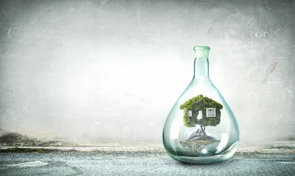 フローティングガラスボトル内の家と環境の概念 混合メディア ストック画像