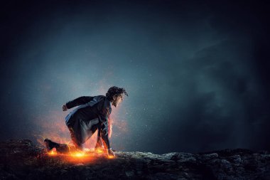 Kararlı iş adamı asfaltta yangın izleri bırakıyor. Karışık ortam