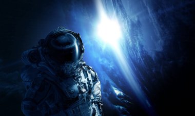 Uzay yürüyüşünde astronot. Karışık ortam