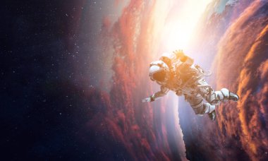 Uzay yürüyüşünde astronot. Karışık ortam