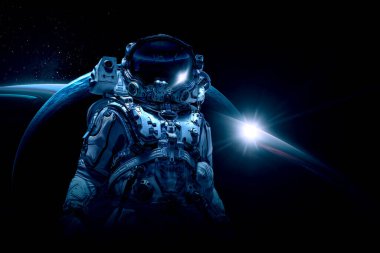 Uzay yürüyüşünde astronot. Karışık ortam