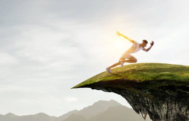 Spor giyimli bir adam spor için koşuyor, spor yapıyor ve sağlıklı bir yaşam sürüyor. Karışık ortam