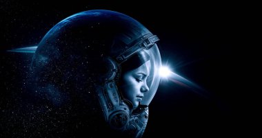 Uzay yürüyüşünde astronot. Karışık ortam