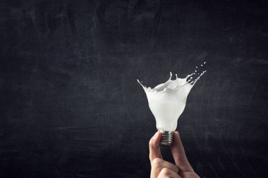 Beyaz şapırtılı bir ampul. Karışık ortam