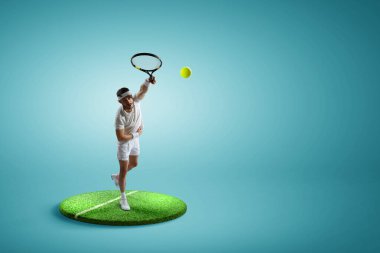 Tenis oynayan genç adam, kürsüde heykelcik. Karışık ortam