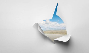 Beyaz arka planda kağıtta delik var. Karışık ortam