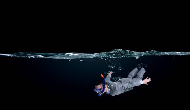 Suyun altında yüzen komik iş adamı. Karışık ortam