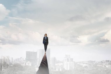 İp üzerinde dengede duran bir iş kadını resmi. Risk kavramı. Karışık ortam