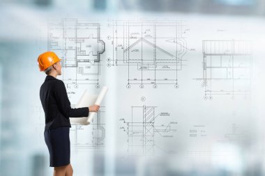 Taslaklar ve planlarla inşaat endüstrisi konsepti. Karışık ortam