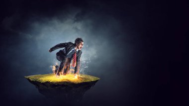 Kararlı iş adamı asfaltta yangın izleri bırakıyor. Karışık ortam