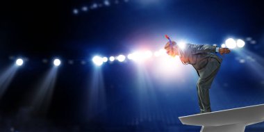 Takım elbiseli genç işadamı dalmaya hazır. Karışık ortam