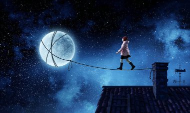 Güzel bir dolunay gecesinde küçük bir kız tek başına yürüyor. Karışık ortam