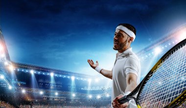 Stadyumda profesyonel tenis oyuncusu. Karışık ortam