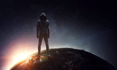 Kapüşonlu bir adamın silueti. karışık ortam