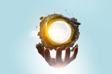 Çimen ve temiz suyla yeşil küre manzarası. Karışık ortam